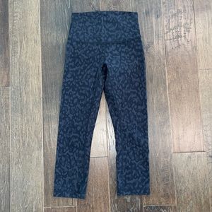 Lululemon ladies wunder under 21” cropped leggings. . Size 4